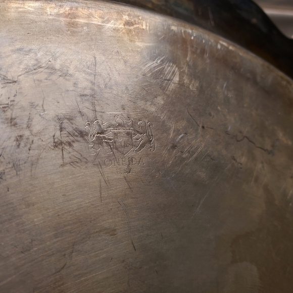 Oneida William A. Rogers Silversmiths 12"  Round Silver Plate Server with Attac - Picture 7 of 10